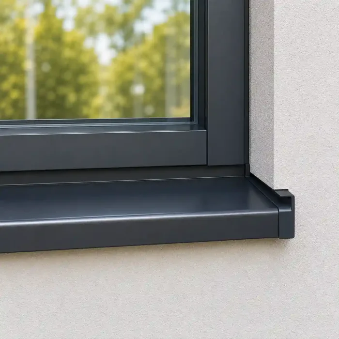 Gutmann Alu Außenfensterbank nach Maß in Anthrazit mit eingeputztem Seitenabschluss und moderner Fassadenmontage
