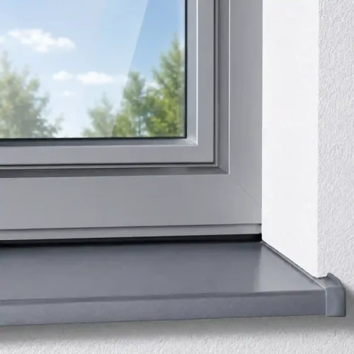 HELOPAL PURITAMO Außenfensterbank mit 25 mm Blende an moderner Fassade montiert